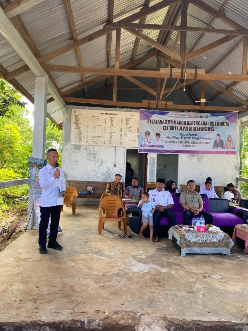 Wakil Bupati Kaur, Abdul Hamid, S.Pd.I mewakili Bupati Gusril Pausi, saat membuka layanan Keluarga Berencana (KB) dan pengobatan gratis di Desa Suka Jaya, Kecamatan Nasal, Kamis (05/11/25). (foto: Fraky Yudiansyahbengkulubarometer.com/)