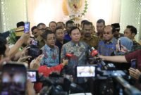 Ketua DPD RI Sultan Baktiar Najamudin saat menanggapi wacana pemberian gelar Pahlawan Nasional kepada Presiden Soeharto, Kamis (6/11/25). (foto: dok DPD RI)
