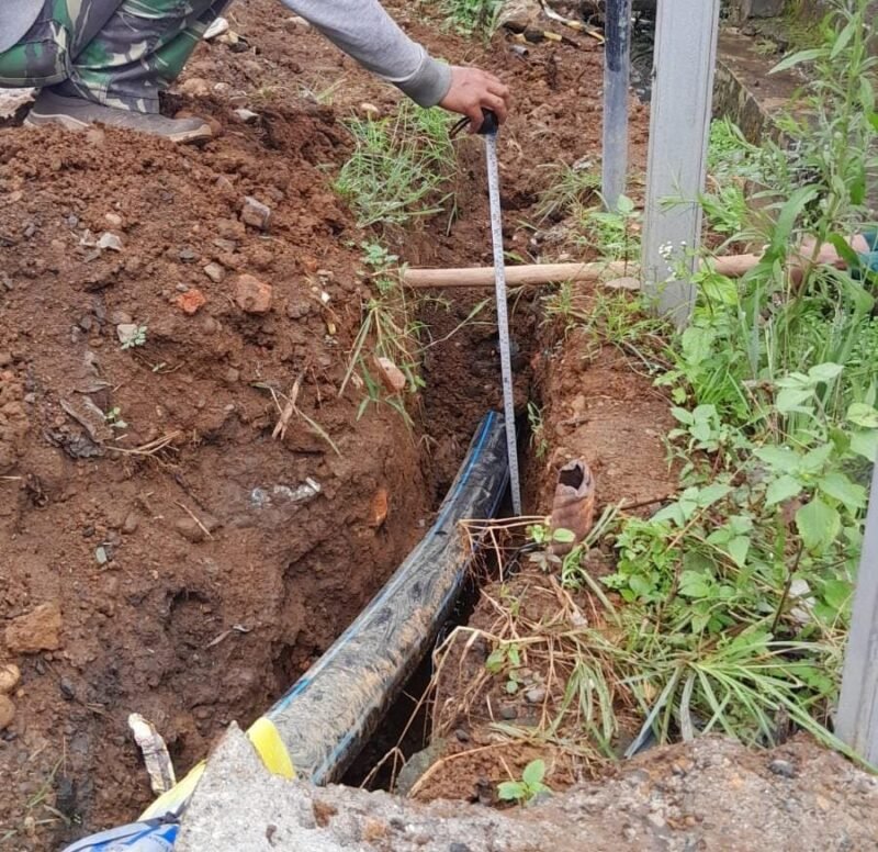 Proyek Pengembangan Jaringan Distribusi (JD) dan Sambungan Rumah (SR) Perpipaan Air Bersih di Kabupaten Lebong, Jumat (7/11/25). (foto: Aan Ade Putrabengkulubarometer.com/)