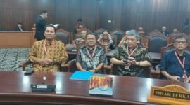 Sidang uji materi Pasal 8 UU Pers di Mahkamah Konstitusi menghadirkan ahli hukum pidana Dr. Albert Aries dan saksi jurnalis Moh. Adimaja (foto: dok PWI Pusat)