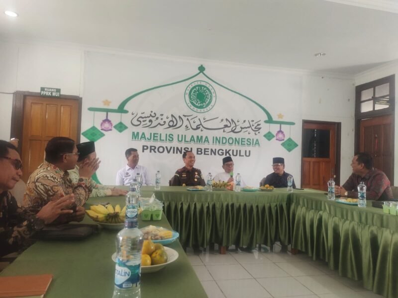 Panitia Hari Raya Natal Oikumene tahun 2025, Selasa (11/11) pagi, melakukan kunjungan silaturahmi ke Sekretariat Majelis Ulama Indonesia (MUI) Provinsi Bengkulu di Jalan Kapuas, Padang Harapan, Kota Bengkulu. (foto: Awang Konaevibengkulubarometer.com/)