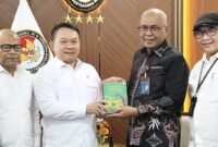 Pengurus Persatuan Wartawan Indonesia (PWI) Pusat melakukan pertemuan dengan Penasihat Khusus Presiden Bidang Pertahanan Nasional, Jenderal (Purn) Dudung Abdurachman, di Kantor Penasihat Khusus Presiden Jakarta, pada Rabu (12/11). (foto: dok PWI Pusat)