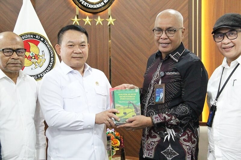 Pengurus Persatuan Wartawan Indonesia (PWI) Pusat melakukan pertemuan dengan Penasihat Khusus Presiden Bidang Pertahanan Nasional, Jenderal (Purn) Dudung Abdurachman, di Kantor Penasihat Khusus Presiden Jakarta, pada Rabu (12/11). (foto: dok PWI Pusat)