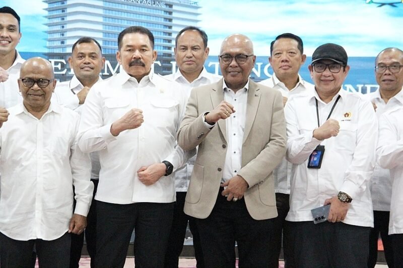 Jaksa Agung Republik Indonesia, ST Burhanuddin, menerima kunjungan Ketua Umum Persatuan Wartawan Indonesia (PWI) Pusat, Akhmad Munir, beserta jajaran pengurus di Lantai 11 Gedung Kejaksaan Agung, Jakarta, Kamis (13/11/25) (foto: dok PWI Pusat)