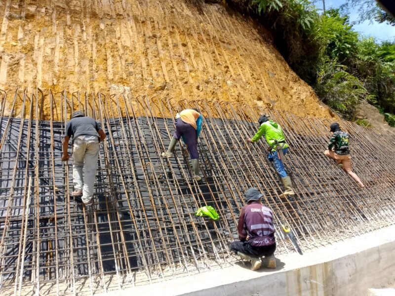 Pekerjaan Proyek Rekonstruksi Pengamanan pada Jalan Provinsi Kelas I Ruas Curup – Muara Aman di Kelurahan Rimbo Pengadang, Kecamatan Rimbo Pengadang, Kabupaten Lebong (foto: Aan Ade Putrabengkulubarometer.com/)