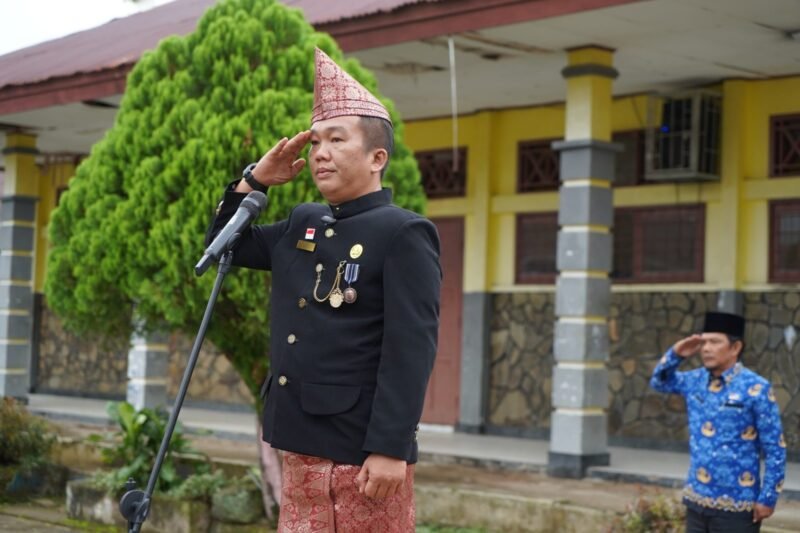 HUT Provinsi Bengkulu ke-57 diperingati Cabang Dinas Pendidikan dan Kebudayaan (Cabdin) Wilayah V Muara Aman melalui upacara yang digelar di halaman SMKN 3 Lebong, Selasa pagi (18/11/25). (foto: Aan Ade Putrabengkulubarometer.com/)