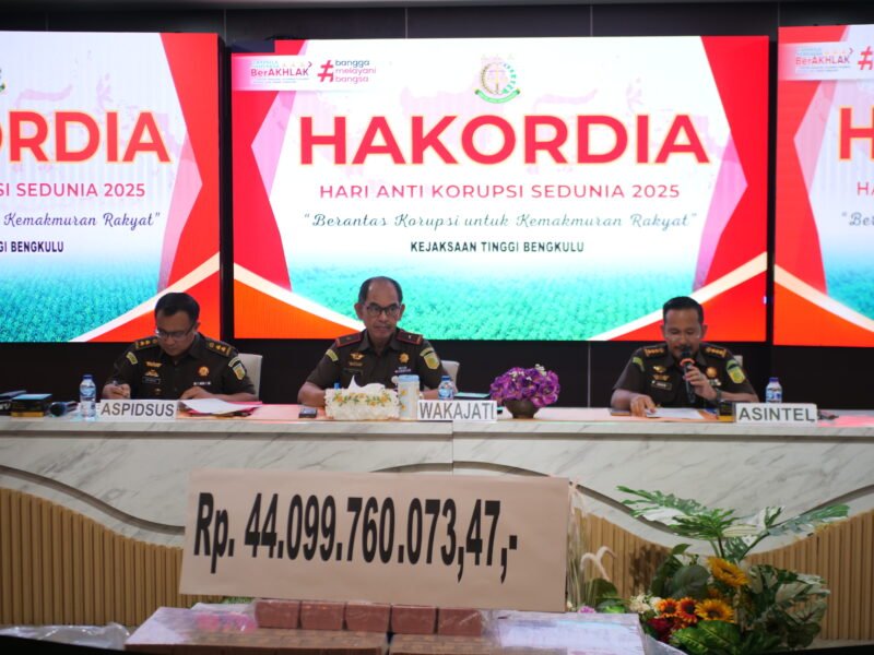 Wakil Kepala Kejati Bengkulu, Dr. Muslikhuddin, S.H., M.H didampingi Asintel Kejati Dr. David Palapa Duarsa, S.H., M.H, saat menyampaikan total kerugian negara yang berhasil diungkap menembus angka pantastis denga sebesar Rp 3,39 triliun