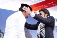 Dedy Wahyudi saat menerima Peci dari  Rhoma Irama 
