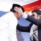 Dedy Wahyudi saat menerima Peci dari  Rhoma Irama 