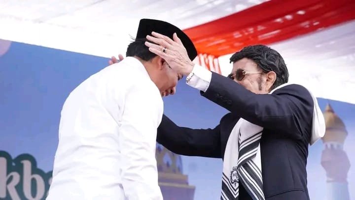 Dedy Wahyudi saat menerima Peci dari  Rhoma Irama 