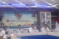 Konferensi pers, Senin 8 Desember 2025, General Manager Pelindo Regional 2 Bengkulu, Bimas Rizky Kusmayadi, menyampaikan capaian pengerukan alur pelabuhan pulau baai mencapai 6,5 meter 