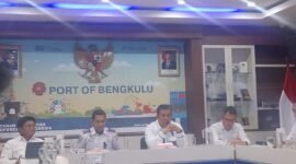 Konferensi pers, Senin 8 Desember 2025, General Manager Pelindo Regional 2 Bengkulu, Bimas Rizky Kusmayadi, menyampaikan capaian pengerukan alur pelabuhan pulau baai mencapai 6,5 meter 