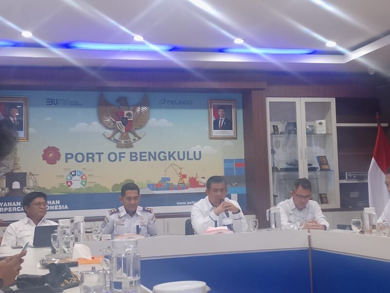 Konferensi pers, Senin 8 Desember 2025, General Manager Pelindo Regional 2 Bengkulu, Bimas Rizky Kusmayadi, menyampaikan capaian pengerukan alur pelabuhan pulau baai mencapai 6,5 meter 