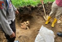 Anggota Polisi dan warga saat melihat penemuan tengkorak di kabupaten Kepahiang.