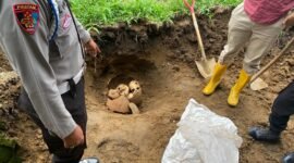 Anggota Polisi dan warga saat melihat penemuan tengkorak di kabupaten Kepahiang.