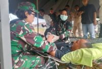 Tim medis memberikan pertolongan pertama kepada korann bencana alam dalam simulasi pada Kamis 11 Desember 2025.