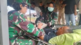 Tim medis memberikan pertolongan pertama kepada korann bencana alam dalam simulasi pada Kamis 11 Desember 2025.