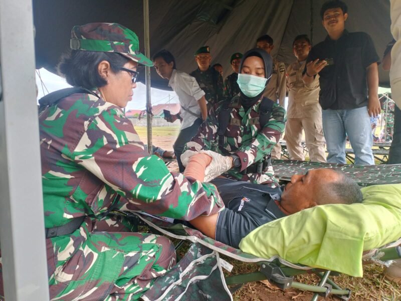 Tim medis memberikan pertolongan pertama kepada korann bencana alam dalam simulasi pada Kamis 11 Desember 2025.