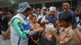 Rombongan Gubernur Bengkulu Heli Hasan menyerahkan bantuan kepada anak-anak yang terdampak musibah di Sumbar