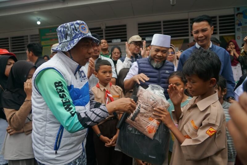 Rombongan Gubernur Bengkulu Heli Hasan menyerahkan bantuan kepada anak-anak yang terdampak musibah di Sumbar