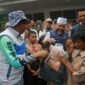 Rombongan Gubernur Bengkulu Heli Hasan menyerahkan bantuan kepada anak-anak yang terdampak musibah di Sumbar