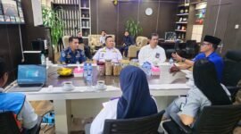 Wakil Kerua DPRD Provinsi Bengkulu Teuku Zulkarnain dan Kadishub Provinsi Hendri Kurniawan disambut langusng oleh GM Pelindo Dimas Rizky Kusmayadi dan Kelapa KSOP Bengkulu, Petrus Christanto Martubongs