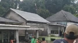 warga Rejang Lebong yang terdampak banjir saat mengankan barang.
