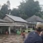 warga Rejang Lebong yang terdampak banjir saat mengankan barang.
