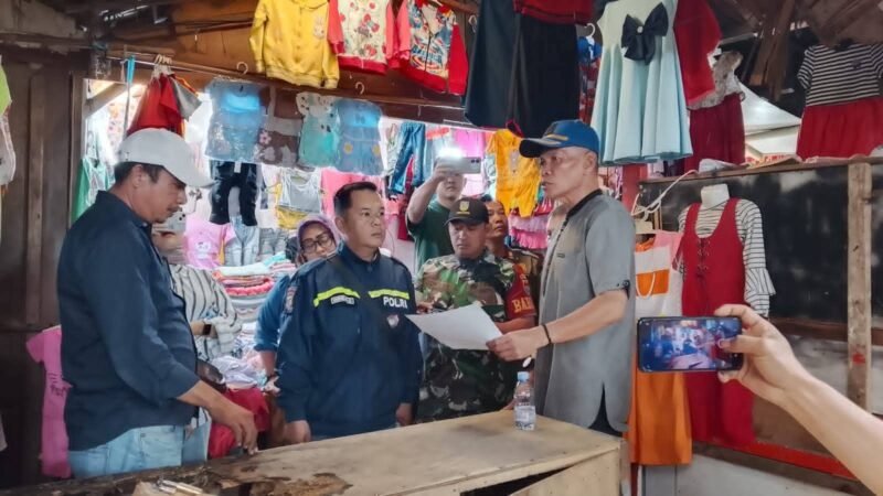 elaksana Tugas Kepala Disperdagrin, Alex Periansyah saat edukasi masyarakat untuk Tata Ulang Ruang Dagang