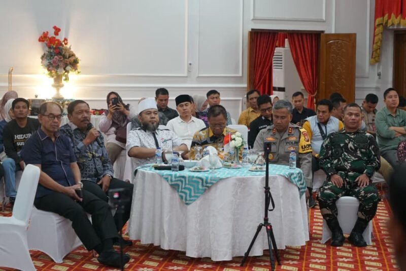 Rapat akhir tahun Pemprov Bengkulu memaparkan capaian Helmi–Mian, dari ambulans desa, jalan pedalaman, hingga program sosial yang menyentuh rakyat.