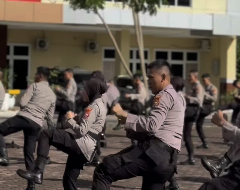 Ditsamapta Polda Bengkulu menggelar latihan bela diri untuk meningkatkan kesiapsiagaan dan kemampuan personel dalam menghadapi tugas di lapangan.