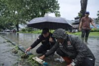 Walikota Bengkulu Dedy Wahyudi turun langsung membersihkan drainase tersumbat di Jalan A. Yani Pintu Batu. Aksi cepat ini membuat genangan air surut dan lalu lintas kembali lancar.