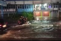 Hujan deras menyebabkan banjir di Rawa Makmur Bengkulu. Jalan Kalimantan tergenang hingga setinggi lutut