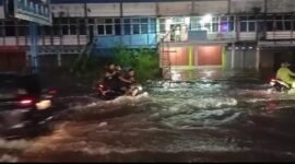 Hujan deras menyebabkan banjir di Rawa Makmur Bengkulu. Jalan Kalimantan tergenang hingga setinggi lutut