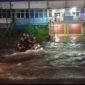 Hujan deras menyebabkan banjir di Rawa Makmur Bengkulu. Jalan Kalimantan tergenang hingga setinggi lutut
