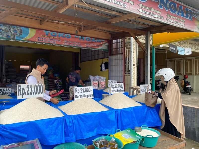 Harga beras di Bengkulu awal 2026 masih di atas HET. Polisi turun ke pasar dan siapkan operasi pasar murah demi menjaga stabilitas harga dan pasokan.