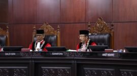 Mahkamah Konstitusi menghadapi lonjakan perkara sepanjang 2025. Ketua MK menegaskan independensi peradilan tetap terjaga demi demokrasi dan keadilan.