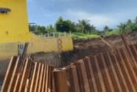 Proyek pengendali banjir Kota Bengkulu belum rampung hingga akhir 2025. Kontraktor terkena sanksi sesuai PMK, namun progres pekerjaan telah mencapai 96 persen.