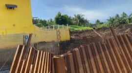 Proyek pengendali banjir Kota Bengkulu belum rampung hingga akhir 2025. Kontraktor terkena sanksi sesuai PMK, namun progres pekerjaan telah mencapai 96 persen.
