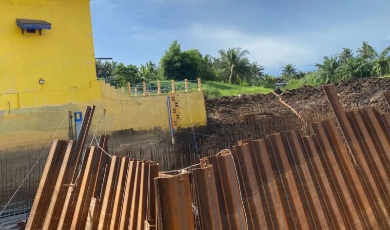 Proyek pengendali banjir Kota Bengkulu belum rampung hingga akhir 2025. Kontraktor terkena sanksi sesuai PMK, namun progres pekerjaan telah mencapai 96 persen.