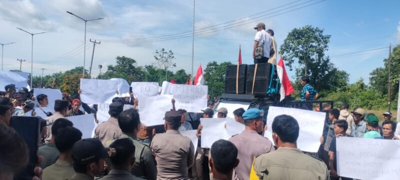 Ratusan warga demo di Bengkulu Tengah menuntut penghentian PT RAA yang diduga 17 tahun beroperasi tanpa HGU dan IUP.