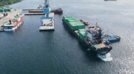 Kapal petikemas KM Oriental Samudra berhasil sandar aman di Pelabuhan Pulau Baai Bengkulu. Pelindo Regional 2 menegaskan alur pelayaran kian siap mendukung logistik daerah.