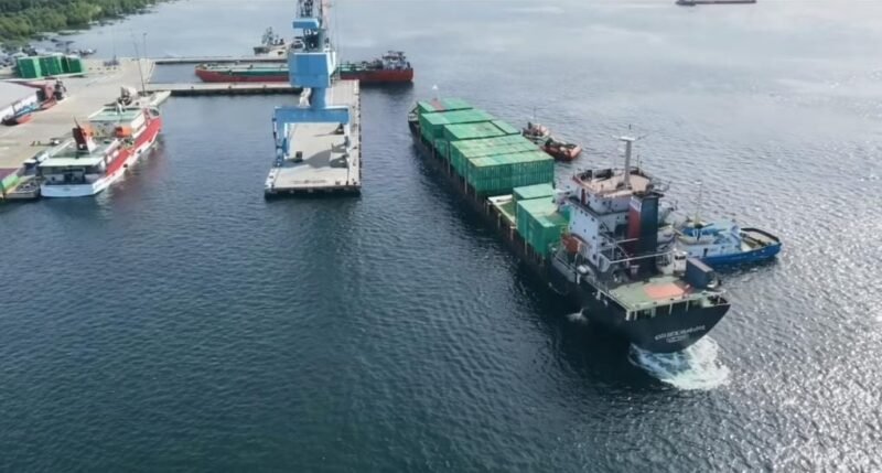 Kapal petikemas KM Oriental Samudra berhasil sandar aman di Pelabuhan Pulau Baai Bengkulu. Pelindo Regional 2 menegaskan alur pelayaran kian siap mendukung logistik daerah.
