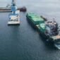 Kapal petikemas KM Oriental Samudra berhasil sandar aman di Pelabuhan Pulau Baai Bengkulu. Pelindo Regional 2 menegaskan alur pelayaran kian siap mendukung logistik daerah.