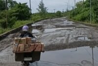 Teuku Zulkarnain memastikan PT Pelindo membangun jalan rusak Pulau Baai tahun ini dengan anggaran Rp1 triliun demi kepentingan masyarakat dan ekonomi Bengkulu.
