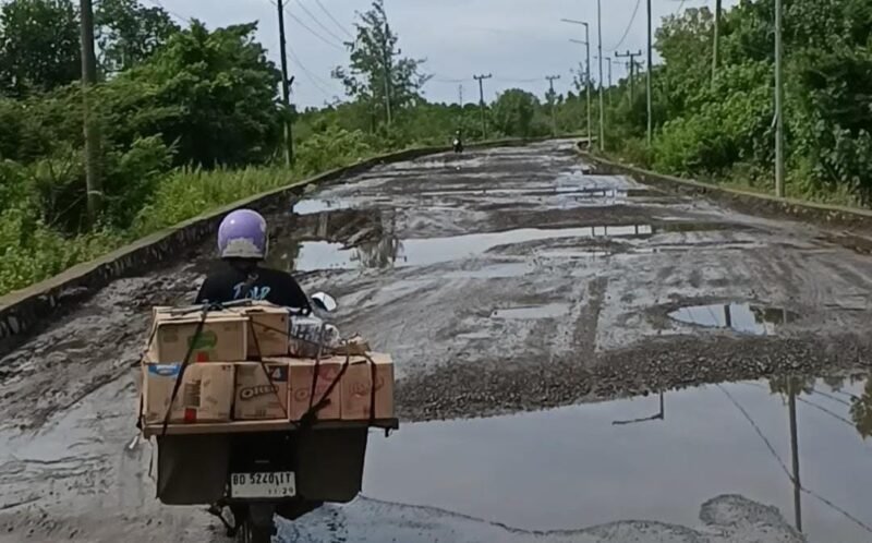 Teuku Zulkarnain memastikan PT Pelindo membangun jalan rusak Pulau Baai tahun ini dengan anggaran Rp1 triliun demi kepentingan masyarakat dan ekonomi Bengkulu.