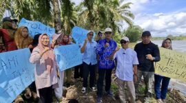 Waka I DPRD Bengkulu Teuku Zulkarnain turun langsung ke lokasi abrasi Desa Pondok Kelapa dan berkomitmen memperjuangkan penanganan cepat demi keselamatan warga.