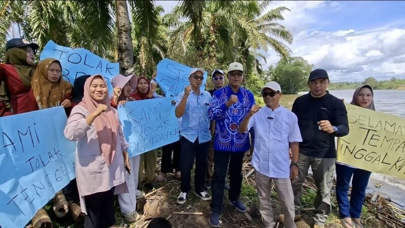 Waka I DPRD Bengkulu Teuku Zulkarnain turun langsung ke lokasi abrasi Desa Pondok Kelapa dan berkomitmen memperjuangkan penanganan cepat demi keselamatan warga.