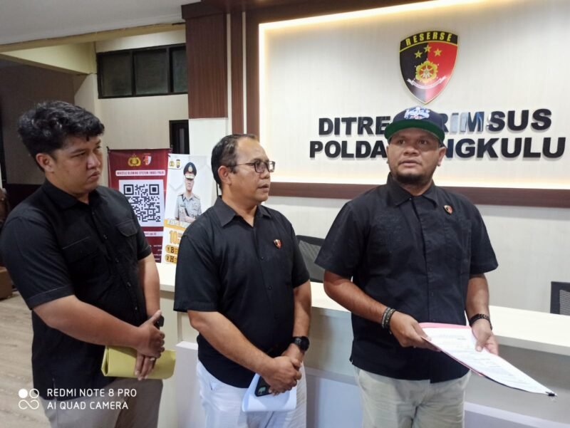 Polda Bengkulu mengungkap kasus penimbunan 2.400 liter Bio Solar di Kota Manna. Satu warga ditetapkan sebagai tersangka setelah memodifikasi tangki dan menggunakan puluhan barcode untuk membeli BBM subsidi secara ilegal.