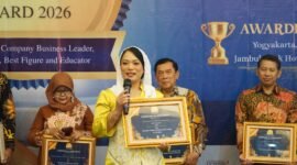 Destita Khairilisani menerima penghargaan The Best Inspiring Woman Figure Leader of The Year 2026 sebagai bukti kepemimpinan inspiratif yang berpihak kepada masyarakat Bengkulu.